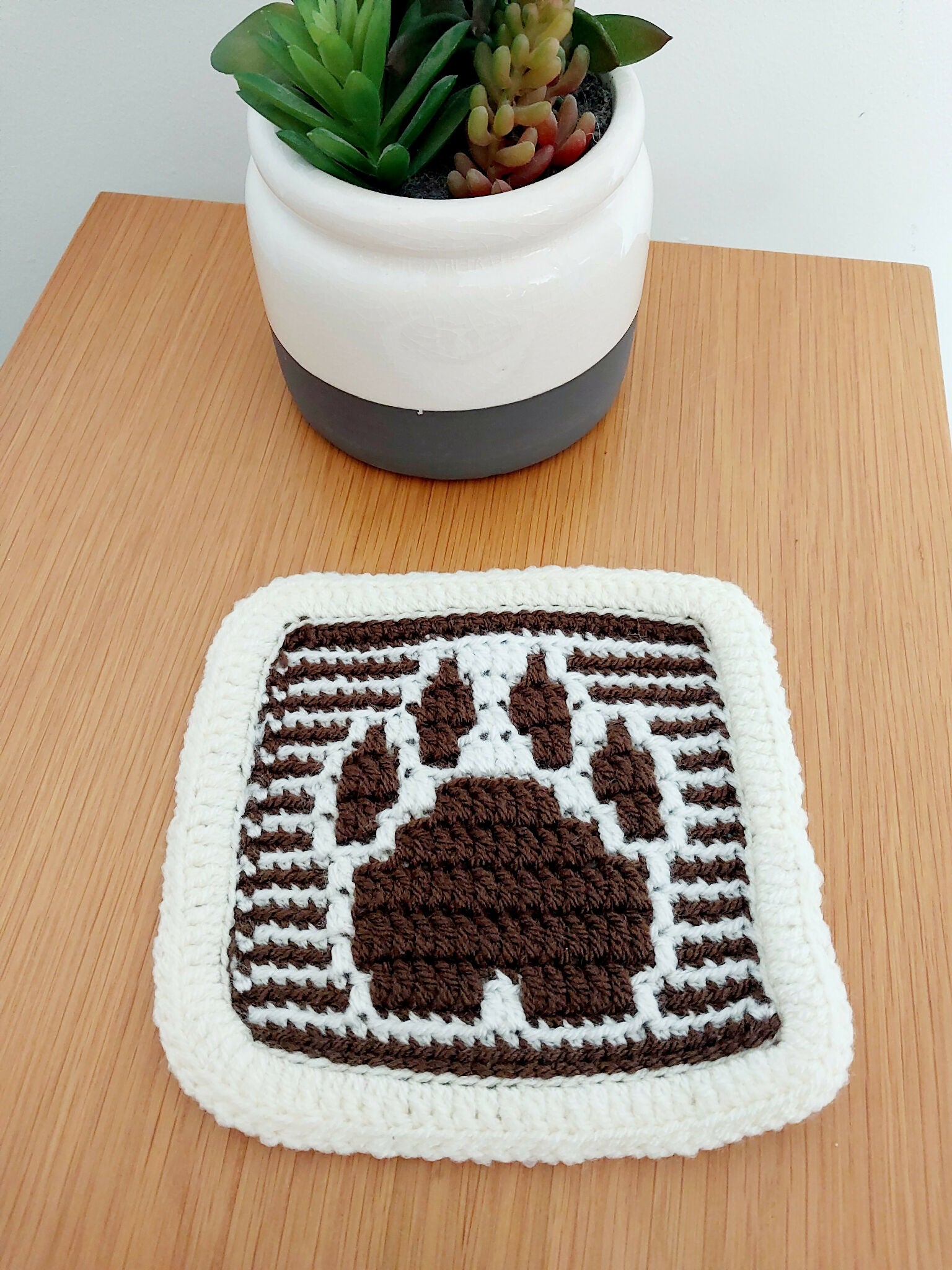 Paw Picture Brown & White Flat